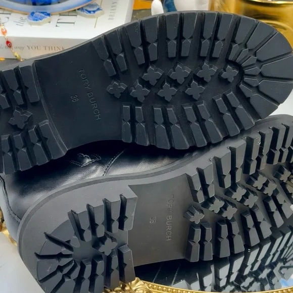 🆕 TORY BURCH 🧿 NWOB Miller Lug Sole Boots, Black Leather - Sz 6 - Picture 10 of 14